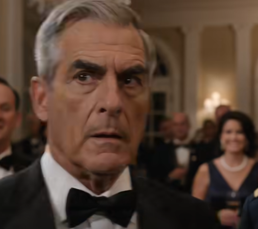 På min fars glittrande insamlingsevenemang flinade min kusin: ”Oroa dig inte för henne – hon är bara läkare”, och min far lät förolämpningen landa som sanning. Sedan blev rummet tyst, presidenten klev in genom dörrarna, tittade förbi senatorerna och donatorerna och ställde en fråga som krossade allt de trodde om mig: ”Är det major Anya Sharma?” – Nyheter