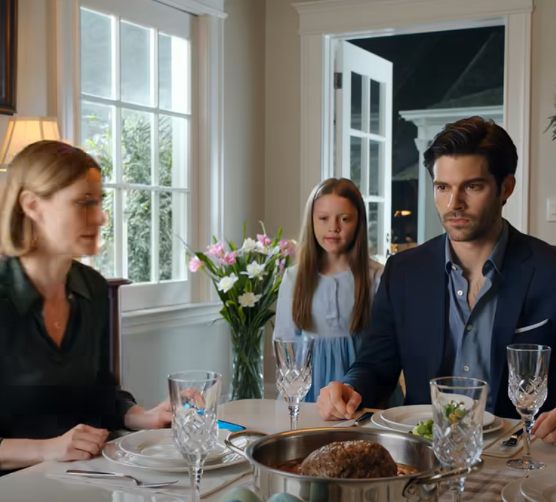 Min yngre bror meddelade att min dotter inte var tillräckligt viktig för att bli inbjuden till hans barns examensfest. Jag såg tårarna i hennes ögon, tittade mig omkring på hela familjen och reste mig upp utan ett ord. Sedan tog jag fram min telefon och sa en lugn mening som förändrade hela rummet. När jag väl satte mig ner igen var det ingen som log längre. – Nyheter