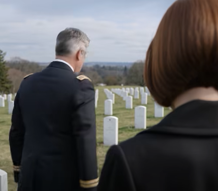 Min far dog som han levde: tyst, noggrann och omöjlig att läsa. Sedan, i Arlington, med smutsen fortfarande färsk på hans grav, gick en fyrstjärnig general rakt fram till mig, tryckte ett vitt kort i min hand och sa: ”Flyg till Genève. Ge dem din fars namn. De kommer att förstå.” – Nyheter