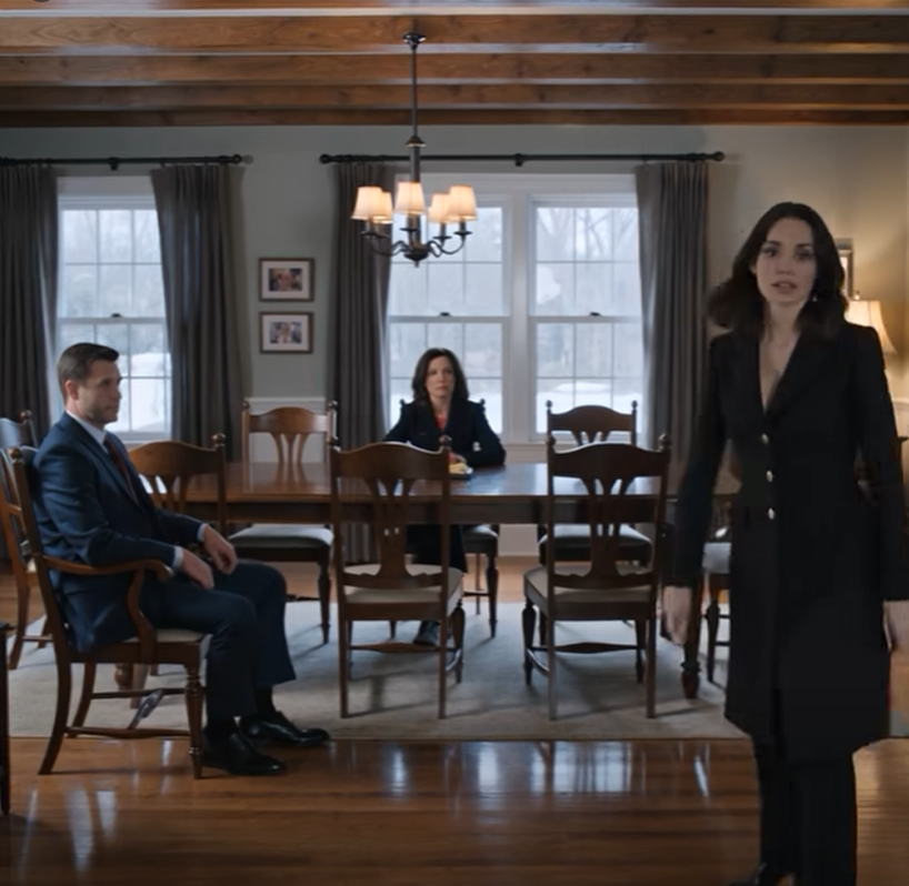 Min mamma kastade ner gaffeln och sa: “Du har 48 timmar på dig att hämta dina saker – det här huset är Taras nu.” Jag skrek inte, bad eller påminde dem om de människor som hade betalat bolånet, lagat trappan och hindrat huset från att bli rånat i Vermont. Jag gick bara in i rummet, öppnade min laptop och började leta efter kvitton – för när min syster kom med sin resväska fanns det ett dokument där som ingen förväntade sig att jag skulle hitta.