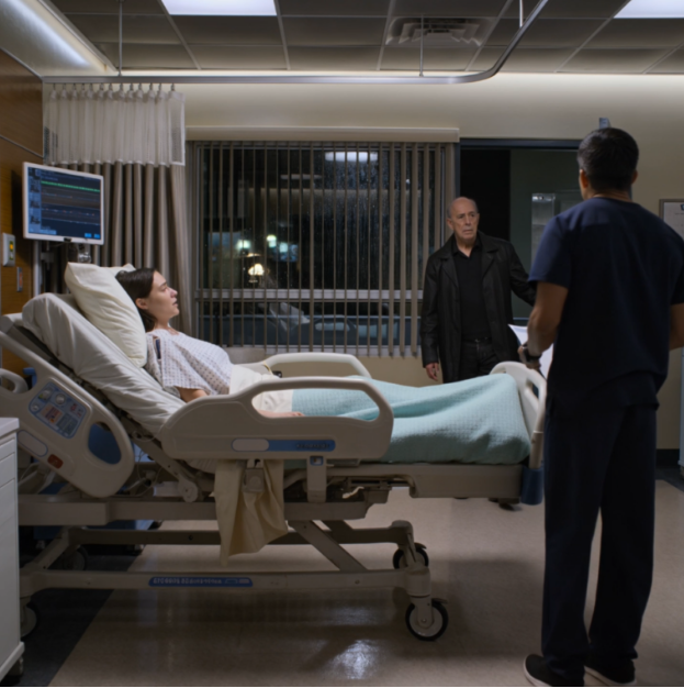 Mina föräldrar sa att jag skulle ordna min egen akutoperation eftersom min systers födelsedagstårta var viktigare, men när traumakirurgen tittade på namnet på mitt kontaktformulär för akuta händelser, blev blek och viskade: “Det är omöjligt … han sa att du var död”, insåg jag att det värsta den natten inte var olyckan på den regniga Portland-motorvägen – det var att någon hade ljugit om mitt liv i tjugofem år. – Nyheter