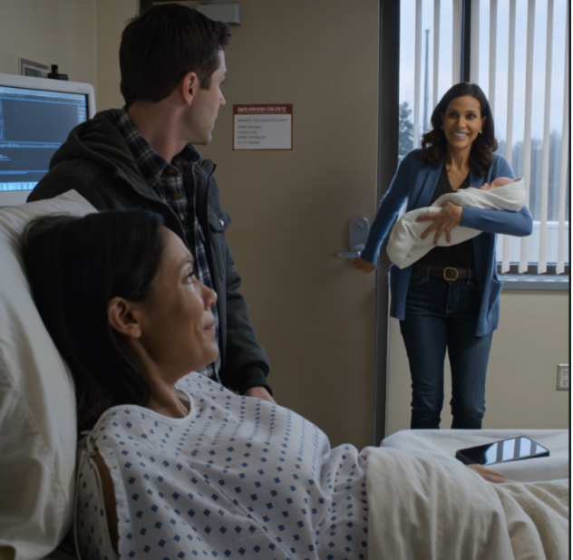 På mors dag berättade min mamma stolt för Facebook att min systers lilla pojke var hennes “enda barnbarn” medan jag bar ett barn som hon knappt ens kände igen, och sju månader senare, när jag började föda och hon fortfarande valde honom framför mig, blev bilden från förlossningsrummet som slet igenom allas flöden inte viral på grund av min dotters ansikte, utan på grund av kvinnan som höll henne. – Nyheter