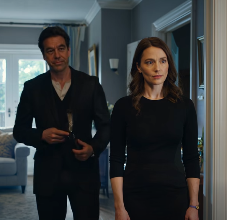 Efter 11 år borta flög jag hem till morfars begravning. Mamma öppnade dörren, men hennes nya man hälsade mig med knytnäven. Han sa att det här inte var mitt hus längre. Han hade ingen aning om att jag fortfarande hade de ursprungliga lagfarten … och en mycket bra ADVOKAT – Nyheter