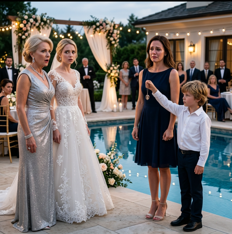 Mitt under min systers bröllop vände sig min mamma mot mig och sa: ”Du är singel och ensam. Du behöver inget hus. Lämna det till din syster.” I samma sekund som jag vägrade knuffade hon ner mig i poolen. Men sedan drog min tioårige son lugnt fram något ur fickan och tittade på henne. ”Mormor… vet du vad det här är?” På ett ögonblick frös min mamma och syster till, deras ansikten tömda på färg, medan hela rummet föll i chockad tystnad. – Berättelse