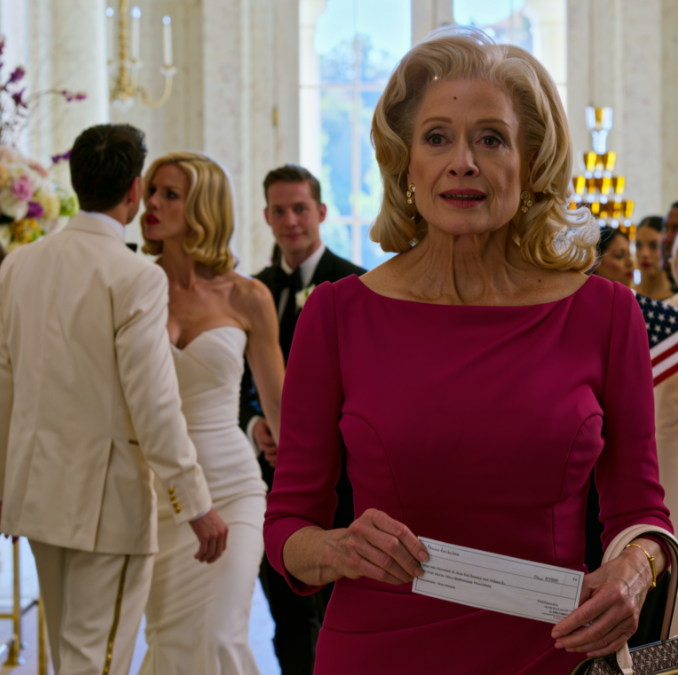 På bröllopet sa min son: ”Från och med denna dag är du en främling för mig. Jag väljer min fru.” Jag log, stoppade tillbaka checken på 70 000 dollar i min handväska och gick därifrån. Nästa morgon stod han vid min dörr – utan att be om ursäkt.